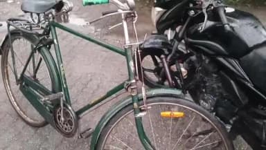 বিহপুৰীয়া: ১ নং কৰুণাবাৰীৰ লালুক এল পি স্কুলৰ সন্মুখত চোৰে চুৰি কৰা বাইক, চাইকেল আৰু অন্যান্য সামগ্ৰী পথতে পেলাই থৈ পলায়ন