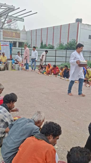 भण्डारा प्रत्येक शनिवार हाजीपुर स्टेशन परिसर संध्या 5:00 बजे से स्थापित 8 जनवरी 2022 कोरोना काल से