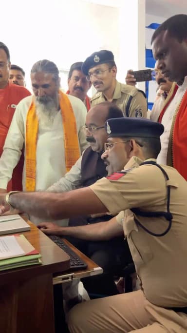 प्रदेश में पहली बार कांकेर पुलिस की डिजिटल पहल! 🚔📱
अब जब्तशुदा सामानों का रिकॉर्ड होगा QR Code आधारित ई-मालखाना में सुरक्षित, पारदर्शी और पूरी तरह डिजिटल।
उप मुख्यमंत्री एवं जिले के प्रभारी मंत्री श्री अरुण साव ने सिटी कोतवाली कांकेर में प्रदेश के पहले QR Code आधारित डिजिटल ई-मालखाना का शुभारंभ किया। इस दौरान जिला पुलिस को मिली नवीन बस सहित चार वाहनों को भी हरी झंडी दिखाकर रवाना किया गया।
यह व्यवस्था पुलिस कार्यप्रणाली को अधिक आधुनिक, पारदर्शी और जवाबदेह बनाने की दिशा में एक महत्वपूर्ण कदम है।
#Kanker #ChhattisgarhPolice #EMalkhana #DigitalPolice #GoodGovernance QRBasedSystem DigitalTransformation
@chhattisgarhcmo @dpr.chhattisgarh