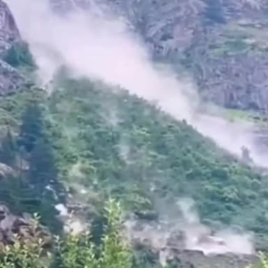 सांगला: सांगला घाटी में बारिश के बाद कई पहाड़ियों से गिर रहे पत्थर, प्रशासन ने लोगों से एहतियात बरतने का किया आग्रह