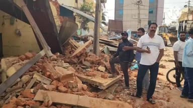 ಚಿಂತಾಮಣಿ: ಬೆಳ್ಳಂಬೆಳಗ್ಗೆ ಜೆಸಿಬಿ ಘರ್ಜನೆ! ಎಸ್ಎಲ್ಎನ್ ಬಳಿ 12 ಅಂಗಡಿ ತೆರವು