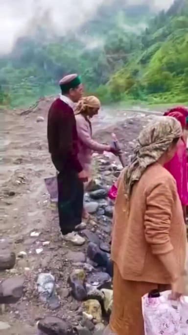 लाधार बारिश और विपरीत परिस्थितियों के बीच अपनी जान की परवाह किए बिना राहत एवं बचाव कार्यों में जु