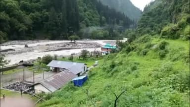 भुंतर: शाक्टी में नदी के बढ़ते जलस्तर ने मचाया कहर, स्कूल और मकान पर मंडराया खतरा, पुलिया भी बही