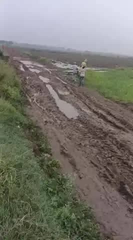 @बड़हरा विधानसभा के अंतर्गत फरहदा शिवपुर से दुरुकटोला तक रोड का स्थित खराब सरकार और विधायक को ध्यान नहीं है इस पर