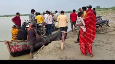सोहावल: सरयू में जलस्तर बढ़ने पर ढेमवा पीपा पुल हटाया गया, स्टीमर के सहारे आवागमन शुरू