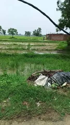 मामला इटई ग्राम का है न्याय पंचायत महुवा थाना गौरा चौराहा का है यहां इस ग्राम में लाइनमैन JE एसडीओ तकशिकायत किया गया है
