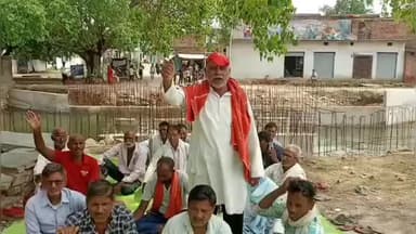 चकिया: पचवनिया पुल के पास सिंचाई संकट को लेकर किसानों ने किया धरना, ऊंचा करने की मांग की