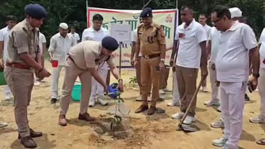 एक पेड़ मां के नाम”- पुलिस अधीक्षक रवि कुमार ने रोपे पौधे,जनपदवासियो से पर्यावरण बचाने की अपील की,एएसपी,सीओ उपस्थित रहे