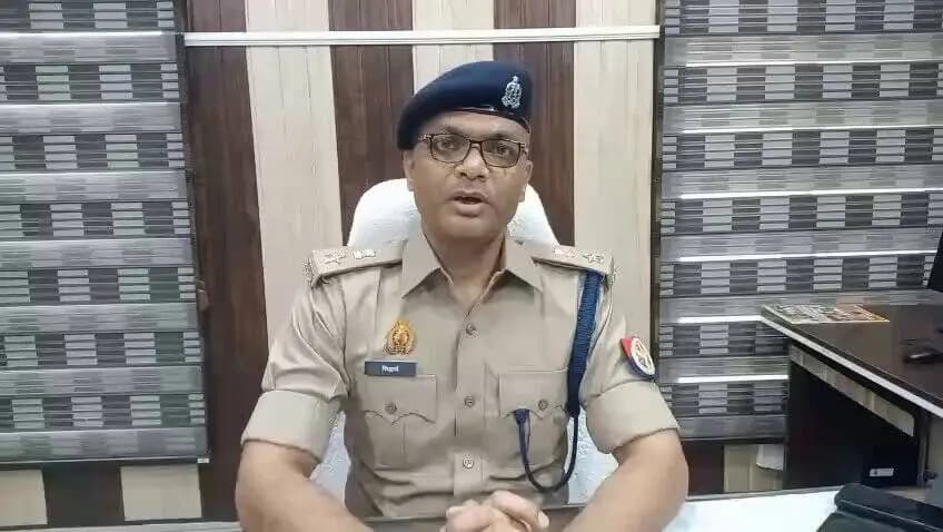 #MaharajganjPolice | भारत-नेपाल सीमा पर #सोनौली_बॉर्डर के पास एसएसबी ने एक विदेशी नागरिक को नेपाल में अनधिकृत प्रवेश का प्रयास करते हुए पकड़ा। पूछताछ में उसने स्वयं को जॉर्डन ब्राउन, निवासी कैलिफोर्निया (अमेरिका) बताया।
वैध यात्रा/आप्रवासन दस्तावेज न मिलने पर थाना #सोनौली पर अभियोग पंजीकृत कर अग्रिम विधिक कार्रवाई की जा रही है।
@Uppolice
उक्त प्रकरण के संबंध में #Add_SP_महराजगंज की बाइट👇