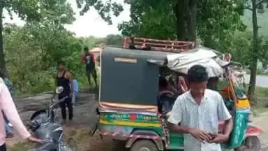 गुमला: आंजन में अनियंत्रित टुकटुक हुआ दुर्घटनाग्रस्त तीन जख्मी,चालक रिम्स रेफर