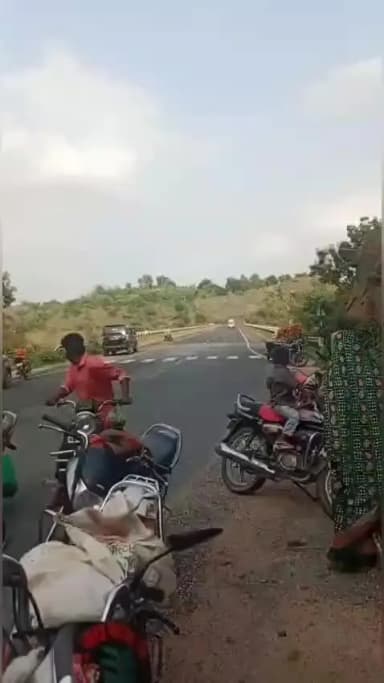 गांगड़तलाई: थापड़ा पुल के पास हादसा, प्राथमिक उपचार के बाद 4 युवक एक ही बाइक पर सवार होकर जिला अस्पताल रेफर