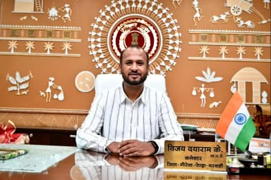 जिले के नवपदस्थ कलेक्टर श्री विजय दयाराम के ने आज अपना कार्यभार ग्रहण किया। भारतीय प्रशासनिक सेवा वर्ष 2015 बैच के अधिकारी श्री विजय दयाराम के ने जनसेवा को सर्वोपरि मानते हुए रविवार के शासकीय अवकाश के दिन ही पदभार संभालकर अपने दायित्वों का निर्वहन प्रारंभ किया।
#chhattisgarhcmo
#dprchhattisgarh
#GPM