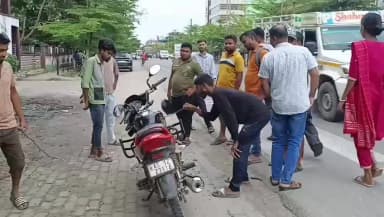 ঢেকিয়াজুলি ভাগ: এখন মটৰচাইকেলত সাপ সোমোৱাৰ বাবে ঢেকীয়াজুলিত সৃষ্টি হ’ল আতংকৰ