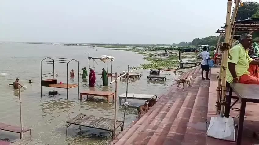 #ऊंचाहार के गोकना घाट पर तेजी से बढ़ता माँ गंगा का जलस्तर,पुजारी जितेंद्र द्विवेदी के अनुसार 24 घंटे में 5 फुट बढ़ोत्तरी