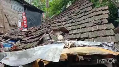 চুঁচুড়া-মগরা: ঘর চাপা পড়ে আহত বৃদ্ধা ঘটনাটি চুঁচুড়া স্টেশন সংলগ্ন লাইন পারের