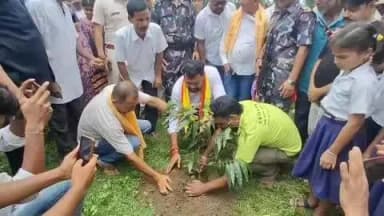 আলিপুরদুয়ার ২: শামুকতলা শক্তিনগর প্রাথমিক বিদ্যালয় প্রাঙ্গণে বৃক্ষরোপণ করলেন বনমন্ত্রী