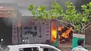 आबू रोड: आबूरोंड के सांतपूर राजकीय विद्यालय के सामने गैरेज में खड़ी बाइक में लगी आग, घटना से इलाके में मचा हड़कंप