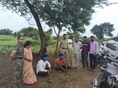 ಧಾರವಾಡ: ಸೋಮಾಪುರ ಗ್ರಾಮದ ಬಳಿ ಗಂಡ ಹೆಂಡತಿ ಇಬ್ಬರೂ ಕಾರಿನಲ್ಲಿ ಹೋಗುವಾಗ ಹಿಂಬಾಲಿಸುತ್ತಿದ್ದ ಮೂರು ಜನ ಆರೋಪಿಗಳ ಬಂಧಿಸಿದ ಅಕ್ಕ ಪಡೆ ಪೊಲೀಸರು