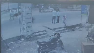 पेटरवार: पेटरवार में साइकिल-मोटरसाइकिल की टक्कर,CCTV में कैद,गोला निवासी गंभीर रूप से घायल