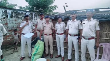 नौतन: 20 वर्ष पुराने मामले में नौतन पुलिस की कार्रवाई, कुर्की वारंटी के घर की संपत्ति कुर्क
नौतन
