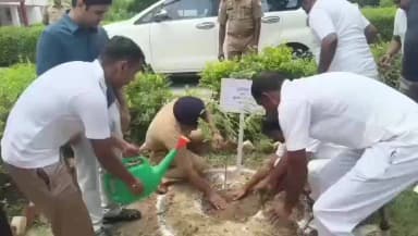 मऊ: पुलिस लाइन परिसर में मऊ के पुलिस अधीक्षक एवं अपर पुलिस अधीक्षक द्वारा किया गया वृक्षारोपण