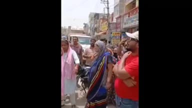 फरीदाबाद: फरीदाबाद डबुआ कॉलोनी में 20 दिन से पानी का संकट:नाराज लोगों ने विधायक कार्यालय के बाहर लगाया जाम, 2-3 दिन में समाधान का