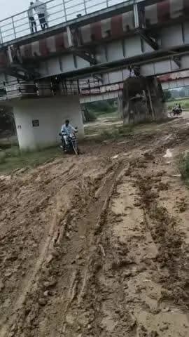मोहम्मदगंज: भजनिया पंचायत के आशिकनगर में सड़क निर्माण की मांग तेज, आजसू नेता मंजीत मेहता ने प्रशासन से लगाई गुहार।
