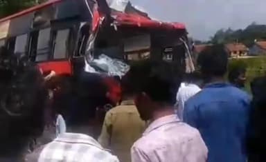 ಮುಂಡಗೋಡ: ಮುಂಡಗೋಡ ಪಟ್ಟಣದಲ್ಲಿ ಕೆ.ಎಸ್.ಆರ್.ಟಿ.ಸಿ ಬಸ್ ಹಾಗೂ ಲಾರಿ ನಡುವೆ ಅಪಘಾತ : ಹತ್ತಕ್ಕೂ ಹೆಚ್ಚು ಪ್ರಯಾಣಿಕರಿಗೆ ಗಾಯ