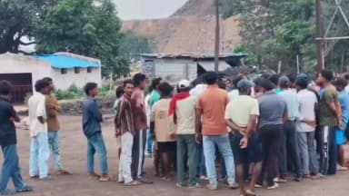 एगारकुंड: हाइवा की चपेट में बुजुर्ग की मौत - मुआवजे के लिए चापापुर में परिचालन ठप।