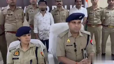 साइबर वज्र अभियान के तहत थाना दक्षिण पुलिस टीम द्वारा 01 शातिर साइबर फ्रॉड अभियुक्त गिरफ्तार, अभियुक्त के कब्जे से 01 मोबाइल, 02 बैंक पासबुक, 01 एटीएम व एक सिमकार्ड बरामदगी के संबंध में अपर पुलिस अधीक्षक/नोडल अधिकारी साइबर अपराध द्वारा दी गयी बाइट- @Uppolice @dgpup https://t.co/0Nkgqd9sIP