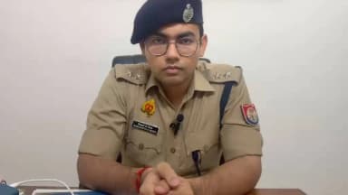 आज दिनांक 12.07.2026 को थाना सिविल लाइन पुलिस को सूचना प्राप्त हुई कि जिला परिषद मार्केट के पास एक युवक के साथ कुछ व्यक्तियों द्वारा मारपीट की जा रही है। सूचना पर थाना सिविल लाइन पुलिस तत्काल मौके पर पहुंची तथा घटनास्थल का निरीक्षण किया गया। घायल युवक को उपचार एवं चिकित्सीय परीक्षण हेतु अस्पताल भिजवाया गया। सोशल मीडिया पर प्रसारित वीडियो, सीसीटीवी कैमरो के आधार पर मारपीट करने वाले व्यक्तियों की पहचान की जा रही है। प्राप्त तहरीर के आधार पर थाना सिविल लाइन पर सुसंगत धाराओं में अभियोग पंजीकृत किया जा रहा है तथा प्रकरण में नियमानुसार अग्रिम विधिक कार्यवाही की जा रही है।
@Uppolice
@adgzonemeerut
@digsaharanpur