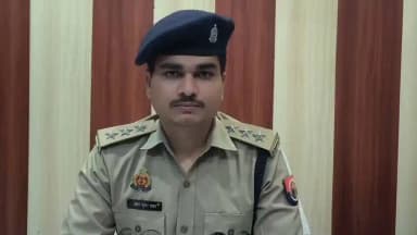 आज दिनांक 12.07.2026 को थाना हरपालपुर क्षेत्रान्तर्गत ग्राम ईसेपुर में राजस्व टीम द्वारा आवेदक अभिनय पुत्र रामपाल निवासी ग्राम ईसेपुर थाना हरपालपुर जनपद हरदोई द्वारा दिये गये प्रार्थना पत्र की जांच की जा रही थी, निरीक्षण के पश्चात आवेदक के ताऊ राजेन्द्र पुत्र नेकराम (उम्र लगभग 72 वर्ष) अज्ञात कारणों से अचेत होकर गिर पडे, उपस्थित परिजनों द्वार तत्काल सीएचसी हरपालपुर ले जाया गया , जहां चिकित्सकों द्वारा मृत घोषित कर दिया गया। स्थानीय पुलिस द्वारा मौके पर पहुँचकर शव का नियमानुसार पंचायतनामा की कार्यवाही पूर्ण कर पोस्टमार्टम हेतु मोर्चरी भेजा गया, मौके पर निरीक्षण हेतु गयी राजस्व टीम द्वारा पूछताछ में ज्ञात हुआ कि मौके पर किसी तरह का झगडा व मारपीट नहीं हुई । घटना के समस्त बिन्दुओं पर गहनता से जांच की जा रही है, जाचोंपरान्त प्राप्त तथ्यो व पोस्टमार्टम रिपोर्ट के आधार पर आवश्यक वैधानिक कार्यवाही की जायेगी। इस संबंध में क्षेत्राधिकारी हरपालपुर श्री प्रवीण कुमार यादव द्वारा दी गयी बाइट
@Igrangelucknow
@adgzonelucknow
@dgpup
@Uppolice