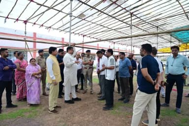 कैबिनेट मंत्री श्री गजेंद्र यादव ने पद्म विभूषण, अंतरराष्ट्रीय ख्यातिप्राप्त पंडवानी गायिका एवं लोककला की महान साधिका स्वर्गीय डॉ. तीजन बाई जी के दशगात्र कार्यक्रम की तैयारियों का जायजा लेने हेतु उनके पैतृक ग्राम गनियारी पहुँचकर कार्यक्रम स्थल का निरीक्षण किया और सभी आवश्यक व्यवस्थाओं की समीक्षा की।