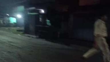 झरिया/जोरापोखर/सिंदरी: कतरास मोड़ स्थित शराब दुकान के पास हंगामा की सूचना पर पहुंची पुलिस पुलिस की जीप पर पथराव