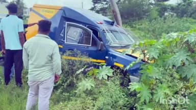 ಶಿವಮೊಗ್ಗ: ಶಿವಮೊಗ್ಗದಲ್ಲಿ ವಿದ್ಯುತ್ ಕಂಬಕ್ಕೆ ಎಟಿಎಂ ಹಣ ಸಾಗಣೆ ವಾಹನ ಡಿಕ್ಕಿ, ಚಾಲಕ ಪರಾರಿ