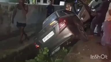 सिकंदराराऊ: पुरदिल नगर में खुले नाले में गिरी कार, बाल-बाल बचे दो युवक, जेसीबी की मदद से निकाली गई कार