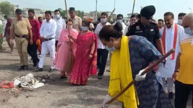 करनाल: सेक्टर 12 से भाजपा प्रदेश अध्यक्ष डॉ अर्चना गुप्ता द्वारा की गई स्वच्छता अभियान की शुरुआत