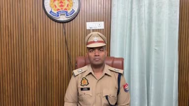 #SaharanpurPolice
#बाईट
➡️दिनांक 12.07.2026 की रात्रि में थाना कोतवाली नगर क्षेत्र के जोगियान पुल के पास से सूचना प्राप्त हुई कि एक सवारी ने ई-रिक्शा वाले को चाकू मार दिया है। पुलिस तत्काल मौके पर पहुंची तो ज्ञात हुआ कि दानिश नाम का व्यक्ति जो कि थाना रामपुर मनिहारान क्षेत्र का रहने वाला है, वह ई-रिक्शा में कहीं जा रहा था। ई-रिक्शा चालक साजिद उर्फ बिहारी जो थाना कोतवाली देहात क्षेत्र का रहने वाला था, उसके साथ किराए को लेकर उसके बीच में कुछ विवाद हुआ। जिसके बाद दानिश ने चाकू से साजिद के ऊपर वार कर दिया जिससे कि साजिद गंभीर रूप से घायल हो गया। जब साजिद को अस्पताल पहुँचाया गया तो इलाज के दौरान जो है उसकी मृत्यु हो गई।
✅पुलिस द्वारा अभियुक्त दानिश को मौके से गिरफ्तार कर लिया गया है। इसमें सुसंगत धाराओं में अभियोग पंजीकृत कर लिया गया है एवं अग्रिम कार्रवाई प्रचलित है।
➡️जिसके सम्बन्ध में #SPCITY_SRR द्वारा दी गई #बाईट
@Uppolice
@adgzonemeerut
@digsaharanpur