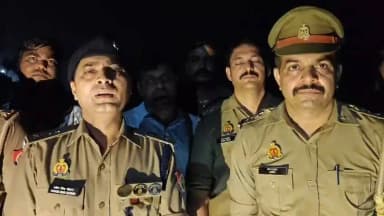 #baghpatpolice
जनपद बागपत के थाना खेकड़ा क्षेत्र में विगत दिनों हुई विद्युत तार चोरी की घटनाओं के दृष्टिगत पुलिस अधीक्षक बागपत के निर्देशन में थाना खेकड़ा पुलिस द्वारा सघन चैकिंग अभियान चलाया जा रहा था। चैकिंग के दौरान ग्राम बसी के रजवाहे पेरीफेरल अंडरपास के पास मोटर साइकिल पर जा रहे 03 संदिग्ध व्यक्तियों को रोकने का प्रयास किया गया, जिनके द्वारा पुलिस टीम पर फायरिंग की गई। पुलिस द्वारा आत्मरक्षार्थ की गई जवाबी कार्रवाई में 03 अभियुक्त घायल अवस्था में गिरफ्तार किए गए। गिरफ्तार अभियुक्तों के कब्जे से घटना में प्रयुक्त 03 अवैध तमंचे (.315 बोर), 03 जिंदा व 03 खोखा कारतूस (.315 बोर) , चोरी किए गए विद्युत तार के टुकडे तथा 01 मोटरसाइकिल बरामद की गई है। उक्त तीनों अभियुक्त थाना एपीटी बागपत व अन्य जनपदों में पंजीकृत मुकदमों में वाँछित चल रहे थे। इस सम्बन्ध में अपर पुलिस अधीक्षक बागपत द्वारा दी गई बाइट-
@Uppolice
