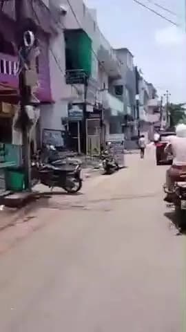 सागर नगर: सागर में मोडिफाइड साइलेंसर वाली बुलेट चलाते पुलिसकर्मी का वीडियो वायरल, युवकों ने पूछा- सर, अपना चालान कब कटवाएंगे
