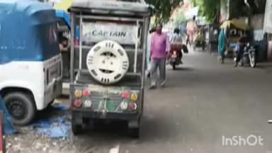महुआ: राजगीरों के लिए खतरनाक साबित हो सकती है महुआ के पुरानी बाजार में सड़क के किनारे झुकी हुई विशाल पेड़