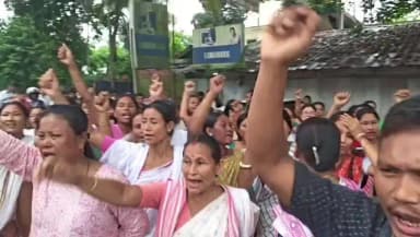 বিহপুৰীয়া: বঙালমৰাত যুৱকৰ মৃ**ত্যুক লৈ উত্তপ্ত ,পথ অৱৰোধ ৰাইজৰ,লগৰীয়াৰ সৈতে বনভোজলৈ গৈ মৃত্যু হৈছিল নিলোৎপল মিলি ,ন্যায় দাবী ৰাইজৰ