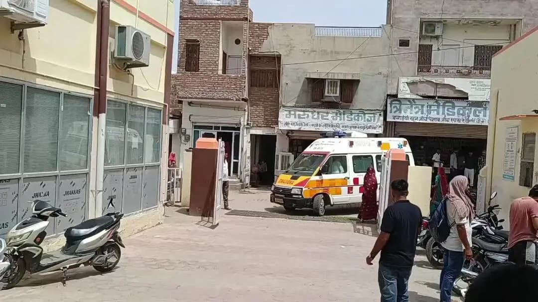 लूणकरणसर के रोझा गांव में सोमवार सुबह एक सड़क हादसे में एक बाइक सवार युवक की मौत हो गई।