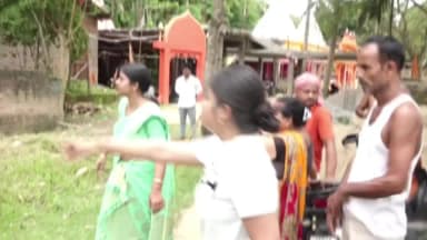 নগাঁও: নগাঁৱত বহু বিবাহৰ চেষ্টা! শিৱ মন্দিৰতে উত্তপ্ত পৰিস্থিতি
প্ৰথমা পত্নী উপস্থিত হোৱাত ভংগ দ্বিতীয় বিয়া, আৰক্ষীৰ জালত দৰা