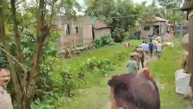বিলাসীপাৰা ভাগ: বিলাসীপাৰাৰ হাজাৰীপাৰাত সংঘটিত হৈছে ভয়ংকৰ হত্যাকাণ্ড ঘটনা।ডাঙৰ পত্নীয়ে সতীনক হত্যা কৰি পুতি ৰাখিছে মাটিৰ তলত।