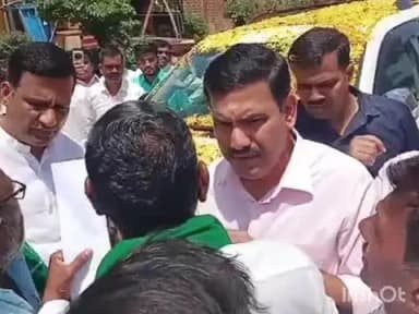 ಹುಮ್ನಾಬಾದ್: ರೈತರ ಸಾಲ ಮನ್ನಾ ಸೇರಿದಂತೆ ವಿವಿಧ ಬೇಡಿಕೆಗಳ ಈಡೇರಿಕೆಗೆ ಸದನದಲ್ಲಿ ಒತ್ತಡ ಹೇರಲು ನಗರದಲ್ಲಿ ರೈತ ಸಂಘದಿಂದ ಬಿಜೆಪಿ ರಾಜ್ಯಧ್ಯಕ್ಷರಿಗೆ ಮನವಿ