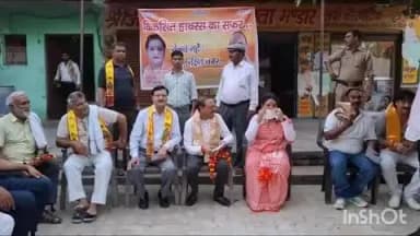 हाथरस: नगर पालिका अध्यक्ष ने कोटा रोड वार्ड नंबर 25 में 50 लाइटों का किया लोकार्पण, स्थानीय लोगों ने माला पहनाकर किया स्वागत