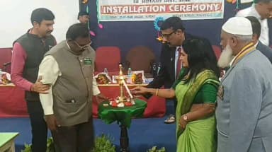 ಮಳವಳ್ಳಿ: ಪಟ್ಟಣದ ರೋಟರಿ ಶಾಲಾ ಸಭಾಂಗಣದಲ್ಲಿ ನಡೆದ ರೋಟರಿ ಸಂಸ್ಥೆಯ ನೂತನ ಪದಾಧಿಕಾರಿಗಳ ಪದಗ್ರಹಣ ಸಮಾರಂಭ