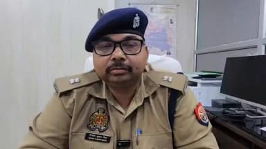 जनपद फतेहगढ़ के कोतवाली मोहम्मदाबाद क्षेत्रान्तर्गत पुत्र द्वारा अपने पिता की हत्या किए जाने की घटना के सम्बन्ध में घटना स्थल का निरीक्षण कर फील्ड यूनिट द्वारा साक्ष्य संकलन कर पोस्टमार्टम हेतु भेजा गया । जांच में पिता- पुत्र के मध्य जमीन बेचने को लेकर विवाद हुआ था । तहरीर प्राप्त कर अग्रिम विधिक कार्यवाही के सम्बन्ध में अपर पुलिस अधीक्षक फतेहगढ़ द्वारा दी गई बाइट।#FatehgarhPolice