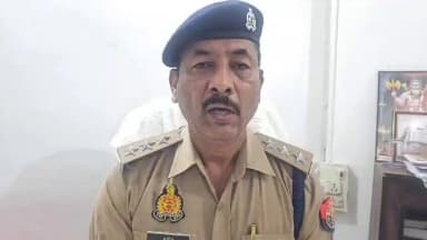 थाना पिलखुवा पर एक व्यक्ति ने सूचना दी कि उसकी नाबालिग पुत्री घऱ के बाहर खेल रही थी, तभी गांव के ही 02 लड़के उसकी पुत्री को बाइक पर बैठाकर ले गये एवं उसकी पुत्री के साथ गलत काम किया है, इस सूचना पर तत्काल थाना पिलखुवा पर सुसंगत धाराओं में अभियोग पंजीकृत किया गया है एवं अभियुक्तों की गिरफ्तारी हेतु 03 टीमें गठित कर सार्थक प्रयास किये जा रहे हैं।
इस सम्बन्ध में क्षेत्राधिकारी पिलखुवा श्री मुनीश चन्द्र का आधिकारिक वक्तव्य...!